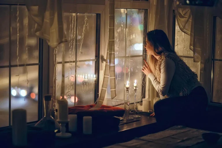 solo-female-traveller-window-night-cozy-wanderlust.